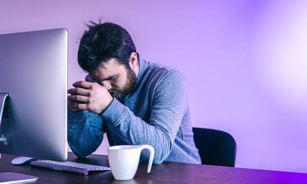 <i>Quienes viven burnout de forma recurrente tienen el doble y medio de probabilidad de estar buscando otro empleo; si no se interviene, la curva suele acabar en renuncia. Foto de iStock</i>