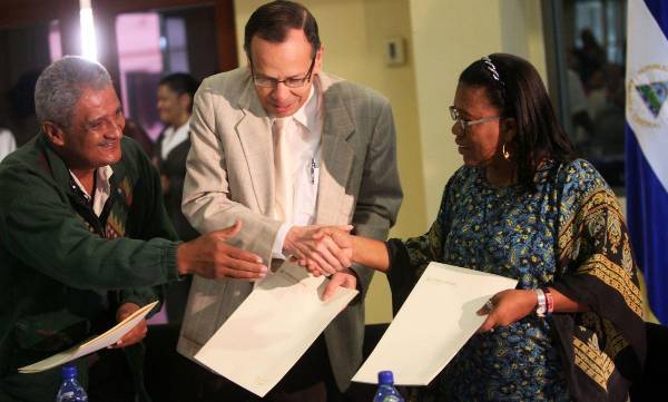 <i>Fotografía de archivo, tomada en octubre de 2012, en la que se captó al exdiputado nicaragüense y entonces presidente de la comisión de asuntos indígenas de Nicaragua, Brooklyn Rivera (i), en Managua (Nicaragua). EFE/Mario López</i>