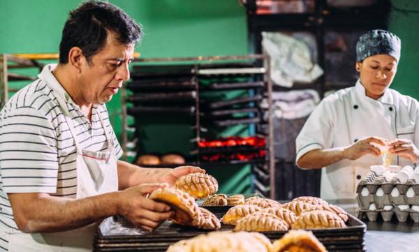 <i>El 83,1 % de las personas involucradas en emprendimientos tempranos señaló que emprende para ganarse la vida debido a la escasez de empleo. Foto de iStock</i>