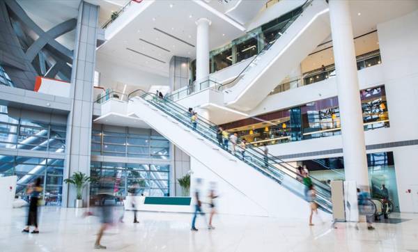 Los consumidores estadounidenses tienen ahora la visión más positiva de la economía desde julio de 2021. Foto de wxin / Getty Images/iStockphoto