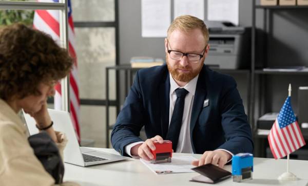 <i>Como parte de este programa, Washington va a desplegar a más de 500 funcionarios consulares adicionales para procesar las solicitudes de visados. Foto de iStock</i>