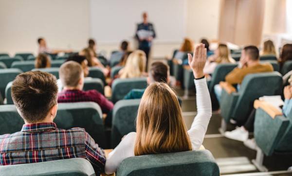<i>Aunque la región muestra avances desiguales, un grupo de naciones ya convirtió estos contenidos en un eje obligatorio dentro de sus planes de estudio. Foto de iStock</i>