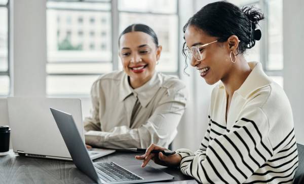 Actualmente, los hombres reciben casi cinco veces más ascensos que las mujeres en roles gerenciales y solo el 20 % de las contrataciones para puestos de liderazgo en empresas tecnológicas han sido para mujeres en los últimos tres años. Foto de iStock