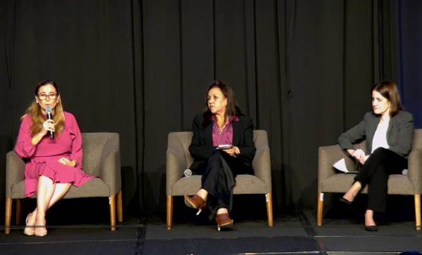 <i>Ana Karina Smith (expresidenta de la Asociación de Directoras de Panamá), Veli Jaramillo (Directora de E&amp;N) y Stephanie Melville, directora de la junta directiva de Progreso en Guatemala ​​​​. (Foto: E&amp;N)​</i>