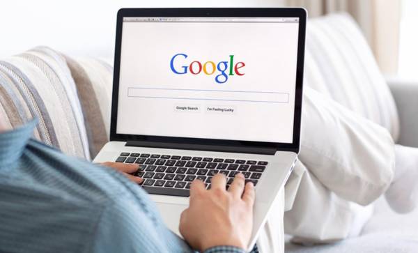 No se debe confiar automáticamente en el primer resultado de búsqueda, ya que puede tratarse de un anuncio engañoso. Foto de iStock