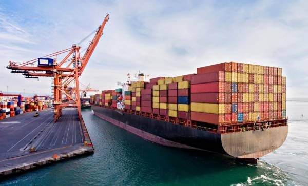 El marco 'Net-Zero' introduce un primer mecanismo global para fijar los precios de las emisiones, que junto con incentivos financieros pretende animar a las compañías navieras a usar combustibles y tecnologías más limpias. Foto de iStock