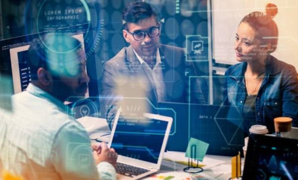 Los empleadores del futuro deben desarrollar una fuerza laboral anclada en el conocimiento y desplegar estrategias de transformación de la fuerza laboral con el apoyo de IA autónoma. Foto de iStock