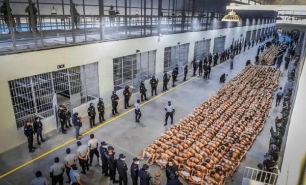 <i>Imagen del Centro de Confinamiento del Terrorismo (CECOT), una megacárcel con capacidad para 40.000 reos, la más grande de Latinoamérica, durante una vista a El Salvador. FOTO ARCHIVO E&amp;N</i>