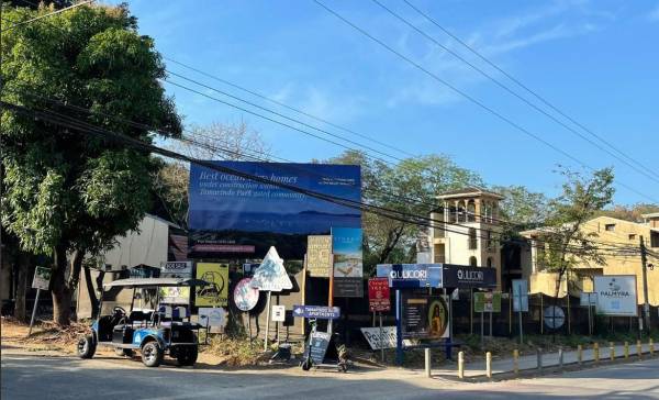 <i>Foto que muestra la contaminación visual en las calles que conducen hacia Playa Tamarindo. FOTO CORTESÍA.</i>