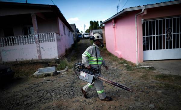<i>Las autoridades sanitarias de Panamá informaron que se han registrado 25 muertes por dengue y 15.098 casos de la enfermedad. Foto de EFE</i>