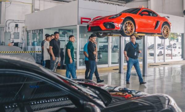 Estudiantes de mecánica automotriz son parte del Porsche Center El Salvador