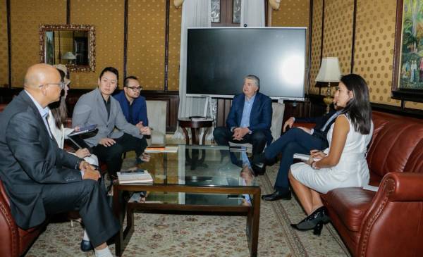 <i>Representantes de la empresa internacional Danasun Energy, capital procedente de Hong Kong, sostuvieron reuniones con el gobierno de Honduras. Foto de cprtesía</i>