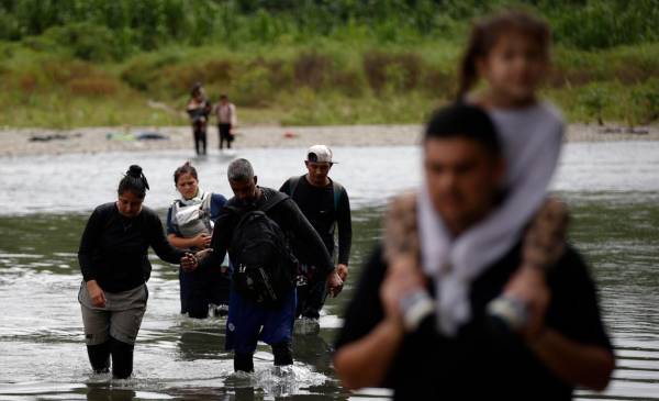Foto de archivo de migrantes cruzando el río Tuquesa luego de atravesar la selva del Darién, en Panamá. EFE/ Bienvenido Velasco