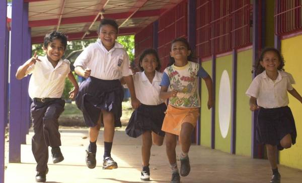 Al menos 290 millones de niños que permanecen en las aulas también podrían sufrir un deterioro de la calidad del aprendizaje.