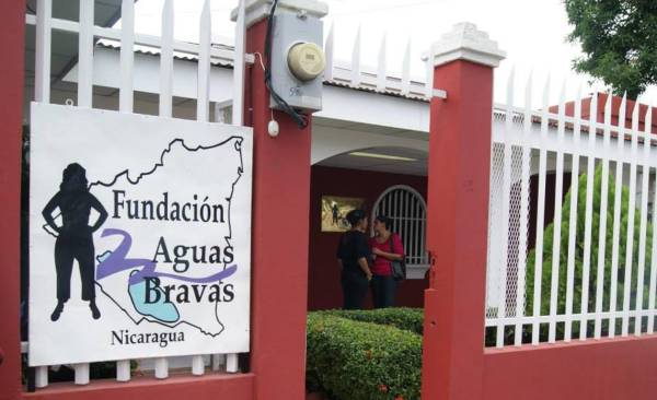 Gobierno de Nicaragua cancela nueve oenegés y avala cierre de universidad