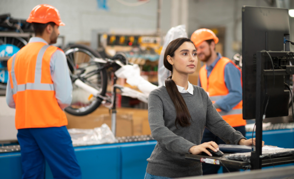 <i>La automatización facilita escalar operaciones sin incrementar proporcionalmente los costos laborales, una ventaja crítica para empresas que buscan crecer sin sacrificar eficiencia. Foto de iStock</i>