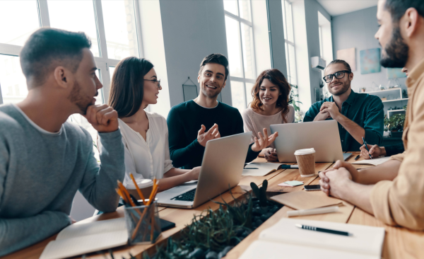<i>Las brechas de habilidades figuran entre los principales retos de las empresas al adoptar la inteligencia artificial. Foto de iStock</i>