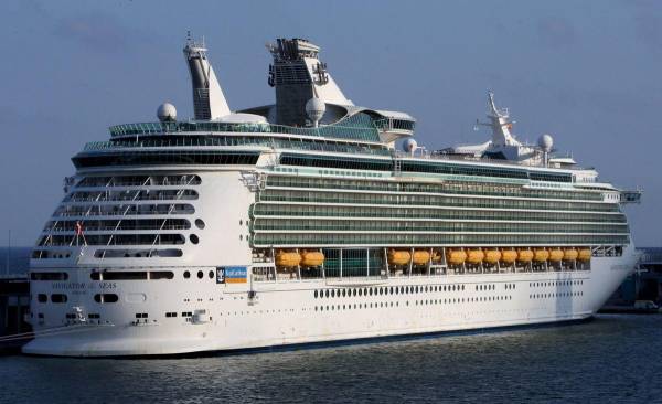 <i>Foto de archivo que muestra una crucero de la compañia Royal Caribbean. EFE/Andreu Dalmau</i>