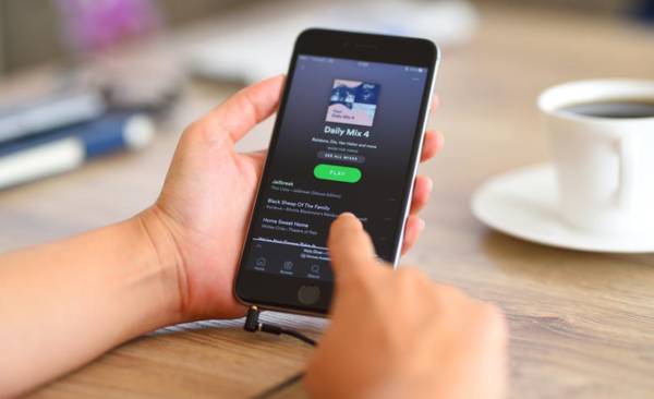 <i>Según datos de la compañía, en 2025 más de 13.800 artistas generaron al menos US$100.000 al año únicamente con Spotify, casi US$1.400 más que en 2024. Foto de iStock</i>