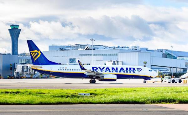 Ryanair, la mayor aerolínea europea, recortará vuelos y subirá tarifas