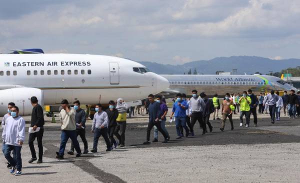 Estados Unidos, bajo la Administración de Joe Biden, deportó en 2024 a un total de 61.680 guatemaltecos, mientras que en 2023 el total fue de 55.302 personas. Foto de EFE