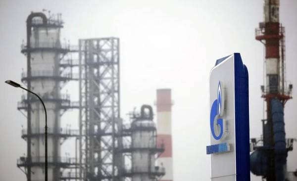 El mercado parece aceptar una nueva realidad: un petróleo nuevamente en la zona de tres dígitos, impulsado por la creciente rivalidad geopolítica y la fragilidad de las rutas energéticas clave. (Foto: EFE)