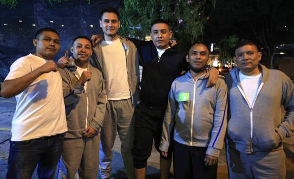 Fotografía de archivo del 6 de septiembre de 2024 de un grupo de presos políticos nicaragüenses, liberados y enviados a Guatemala, mientras posan para EFE en Ciudad de Guatemala (Guatemala). EFE/ Danilo de Jesús Ramírez