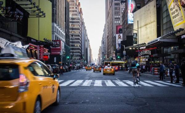 <i>La fuerte caída de la inmigración internacional en Estados Unidos durante 2025 encendió nuevas alertas sobre el envejecimiento poblacional y sus efectos económicos. Foto de iStock</i>