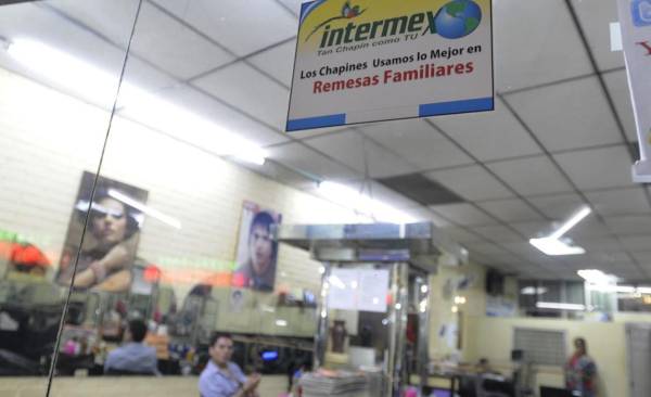 <i>El banco central estima que, del monto total de divisas recibidas por concepto de remesas, el 60 % se destina al consumo. Foto de EFE</i>