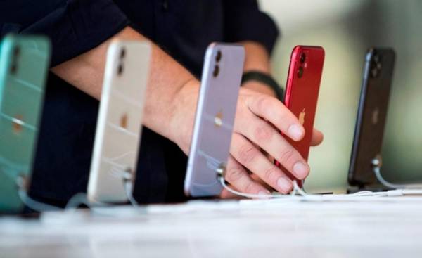<i>El gigante tecnológico estadounidense Apple cerrará por primera vez una de sus tiendas físicas en China, país en el que su facturación y su cuota de mercado vienen resintiéndose en los últimos años ante la bajada del consumo y la competencia por parte de las pujantes marcas locales.</i>
