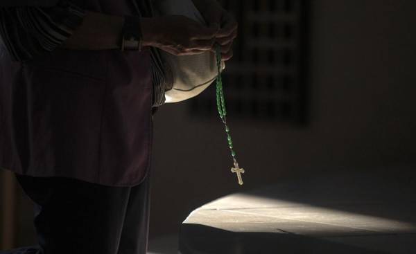 <i>Una mujer reza en la Catedral Metropolitana de Managua, el 17 de marzo de 2023. FOTO OSWALDO RIVAS/AFP</i>