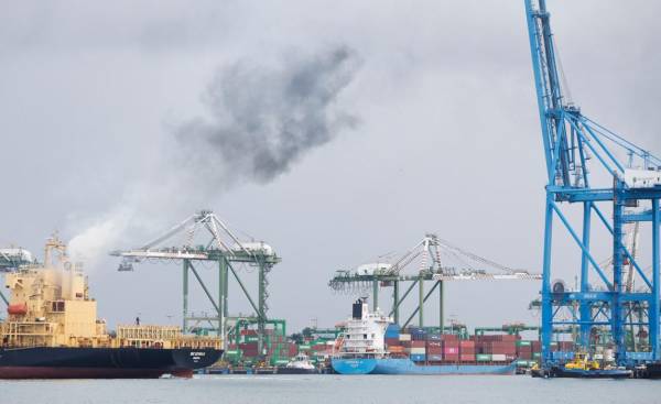 Fotografía de buques de carga en el Puerto de Colón en el Canal de Panamá, en la provincia de Colón (Panamá). Foto de EFE/ Bienvenido Velasco