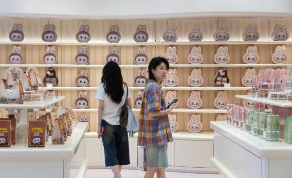 <i> Labubu es un personaje de inspiración nórdica y un juguete de peluche coleccionable diseñado por el diseñador de Hong Kong Kasing Lung. Las muñecas se han vuelto virales recientemente después de ser usadas por celebridades como Rihanna y Due Lipa. EFE/EPA/JESSICA LEE</i>