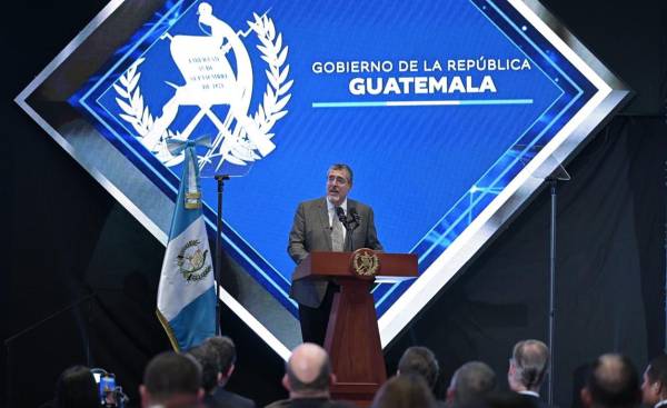 Presidente de Guatemala alerta que corruptos intentan recuperar 'posición dominante'