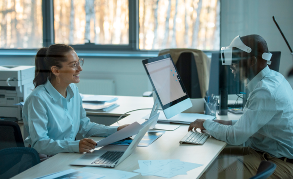 <i>A medida que las empresas incorporan herramientas de IA en áreas como Recursos Humanos, Finanzas, Marketing, Tecnología, Operaciones o Atención al Cliente, aparecen necesidades que antes simplemente no existían. Foto de iStock</i>