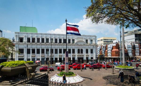 Los límites máximos en moneda local y extranjera de Costa Rica se han elevado de Baa3 a Baa2 y de Ba2 a Ba1, respectivamente. Foto Esdelval / Getty Images/iStockphoto