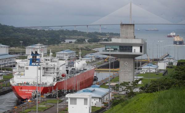 <i>Los ingresos del Canal de Panamá aumentaron un 14,4 % en el año fiscal 2025, respecto al anterior, y alcanzaron los US$5.705 millones. Foto de EFE</i>