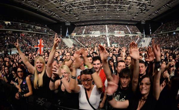 <i>En la imagen de archivo, seguidores de Depeche Mode durante un concierto de la banda británica en Turín (Italia). EFE/ALESSANDRO DI MARCO</i>