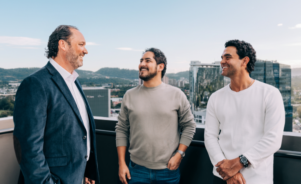 <i>Detrás de TOHKN se encuentran Alejandro Argumedo, experto en crecimiento digital; Julio Valdés, abogado especializado en mercados financieros; y Felipe Nuila, arquitecto tecnológico con experiencia en activos digitales. Foto de cortesía</i>