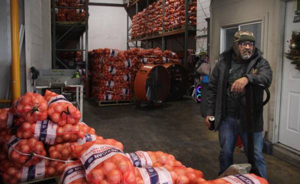 <i>El Gobierno de Guatemala ordenó un aumento de entre el 4 %y el 7,5 % al salario mínimo. Foto de EFE</i>