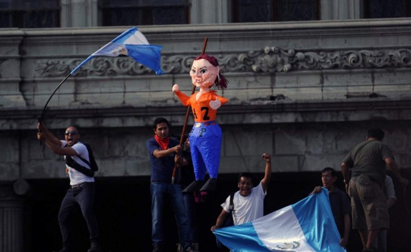 Guatemaltecos piden renuncia de Presidente y Vicepresidenta por corrupción