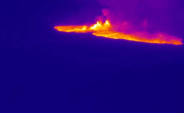 El volcán más grande del mundo entra en erupción en Hawái