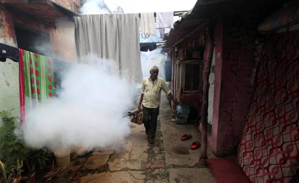 <i>En la imagen de archivo, un operario del servicio municipal de Nueva Delhi, la India, fumiga un área para prevenir los casos de dengue. EFE/EPA/RAJAT GUPTA</i>