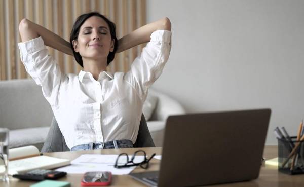 Valorar el desempeño de los empleados mejora la moral y disminuye el riesgo de problemas de salud mental. Foto de iStock