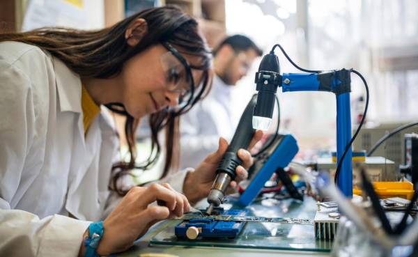 Las vacantes que demandan habilidades en IA crecieron 7,5 % en el último año, incluso cuando la oferta de empleos global cayó 11,3 %. Foto de iStock