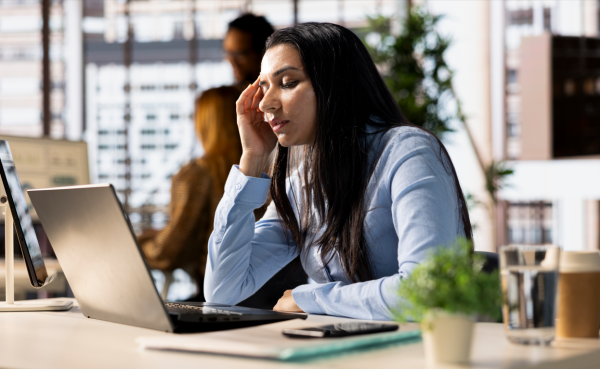 <i>Hablar de salud mental y acompañar a quienes enfrentan mayores niveles de agotamiento puede convertirse en parte de una cultura laboral orientada al bienestar. Foto de iStock</i>