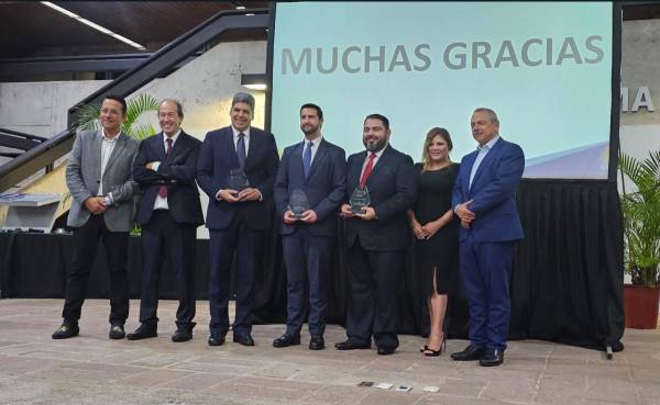 Líderes financieros e Innovadores de Centroamérica y el Caribe galardonados con el ‘Awards of Happiness’