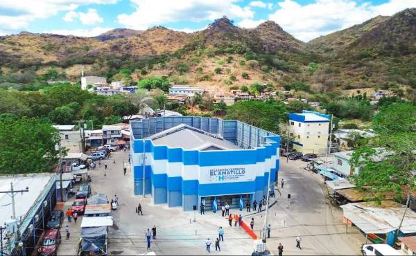 <i>El punto fronterizo pasa de 9 a 34 ventanillas, lo que permite atender a un mayor número de viajeros y reducir las filas en temporadas de alta demanda. FOTOS GOBIERNO HONDURAS.</i>