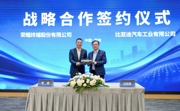 <i>El acuerdo fue firmado en una ceremonia con la presencia de James Li, CEO global de HONOR, y Wang Chuanfu, presidente y director general de BYD Group. Foto cortesía</i>
