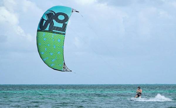 Se puede practicar Kitesurf y parapente en la laguna Chacmuchuc, aprovechando los vientos del norte.